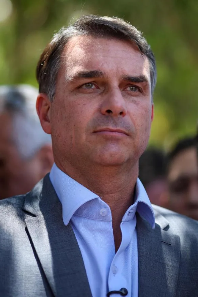 “NÃO FUGI DO BRASIL, SAÍ PELO BRASIL”: Flávio Bolsonaro rompe o silêncio nos EUA, denuncia suposta fraude eleitoral e anuncia que comandará a oposição do exterior